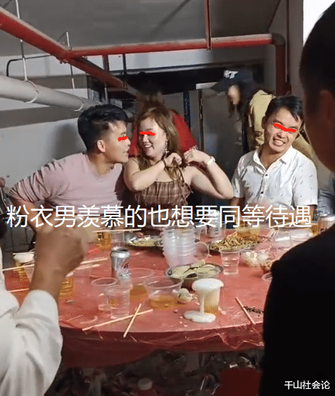 女子夹坐在俩男子中间,无视旁人举止亲密,伸出舌头当众雨露均沾