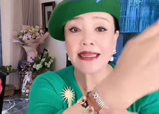 张兰|张兰再次病倒,怒斥造谣者,否认复阳,汪小菲送6位数手链安慰