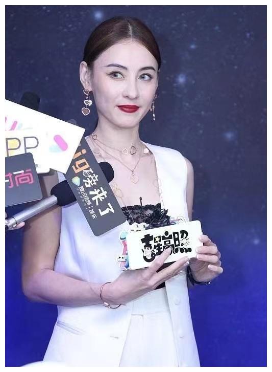 短发 张柏芝的脸怎么也肿了！生图下法令纹明显皮肤松弛，眼袋更抢眼