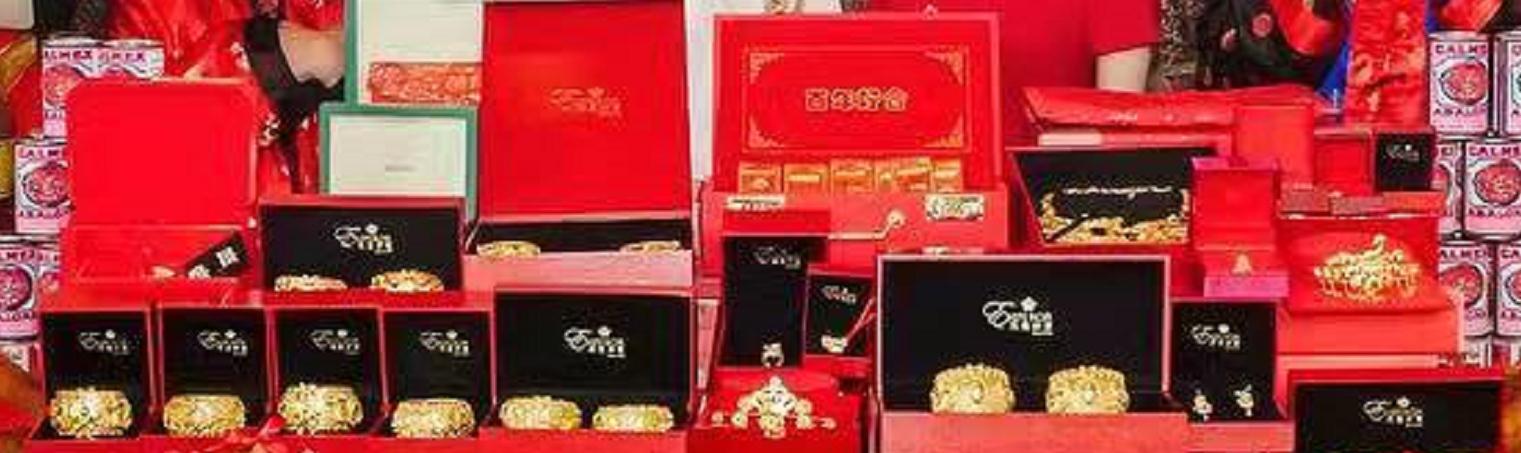 何猷君|何猷君百亿前女友再婚,八对龙凤镯过大礼,金饰堆积如山超奢华