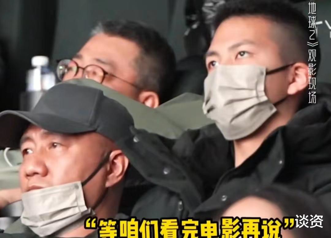 康晋荣|胡军带儿子康康看《流浪地球2》,两人并肩坐着,儿子比爸爸还A