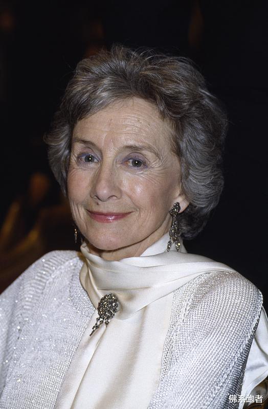 染发 60岁以上的女人满头白发是染发漂亮还是不染发漂亮？