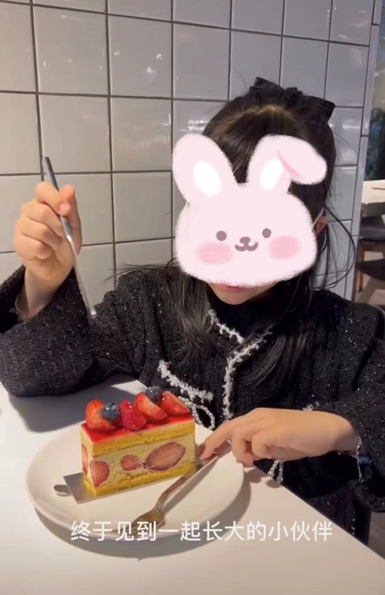 伊能静|伊能静独自带女儿回台北！米粒身高猛长名媛范足，飞机上兴奋落泪