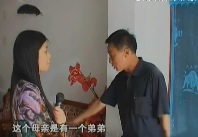 83岁失明老人睡猪圈，冬天被撵出门，儿女：楼房要装修，猪圈挺好