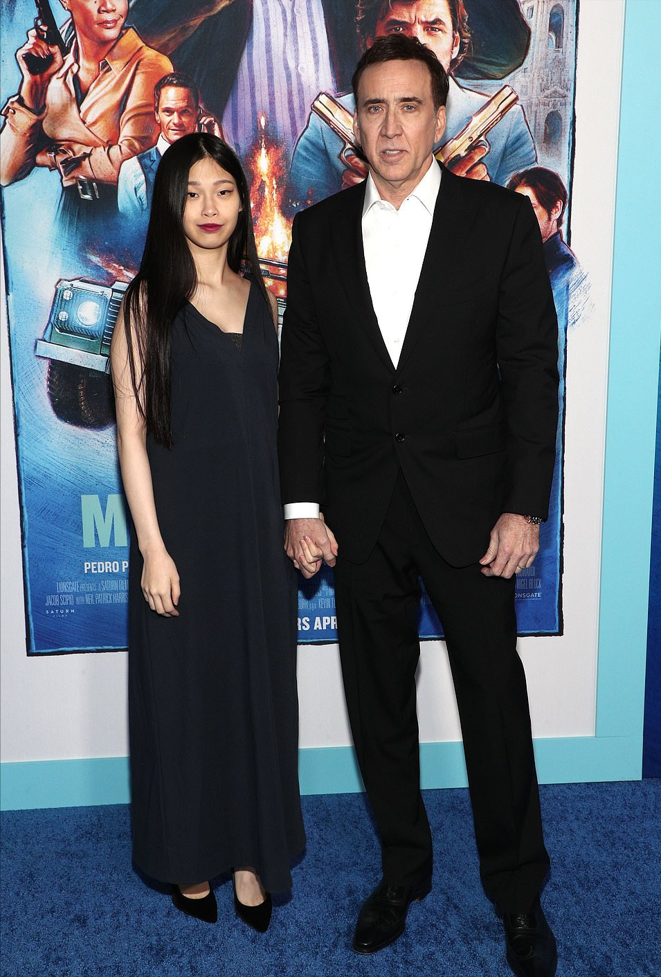 尼古拉斯·凯奇|尼古拉斯凯奇日本携妻走红毯！娇妻穿蓝裙遮孕肚，31岁大儿子像流浪汉