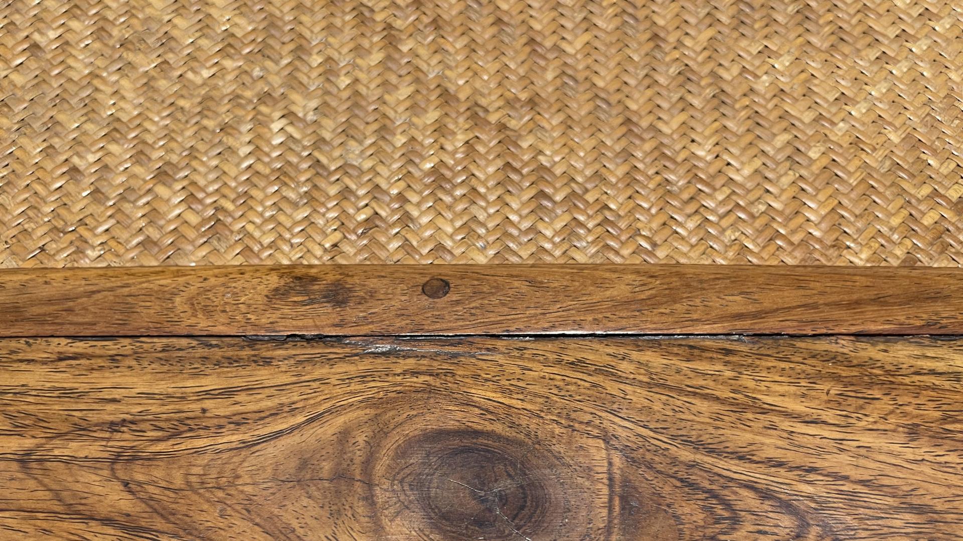 |鬼眼重重、轮廓稀疏，清黄花梨禅凳或为一木一器