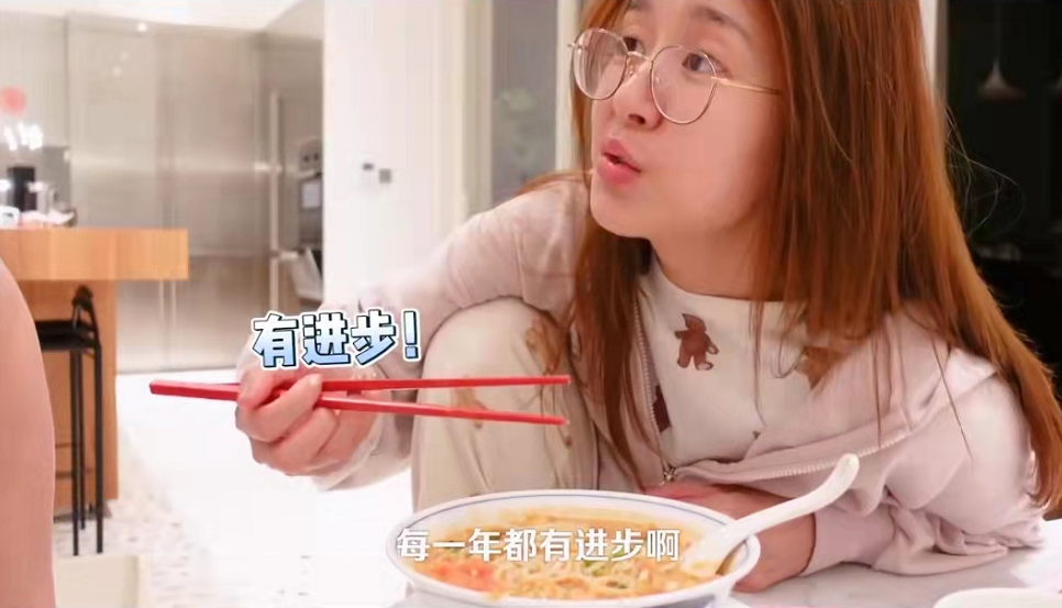 张子萱|张子萱过38岁生日太幸福，陈赫深夜下厨做长寿面，婆婆女儿齐送花