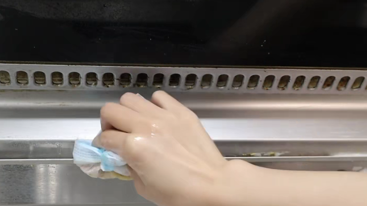 再脏的抽油烟机,不拆不卸,一个口罩轻松搞定,一点油污都没有