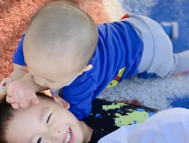 张嘉倪|张嘉倪意外发现怀2胎，身边人劝自己不要！曾挺孕肚踩高底鞋拍摄