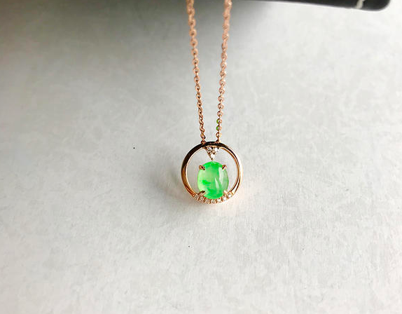 翡翠|翡翠是纯正的奢侈品，它有着优美的外观，以及超高的自身价值