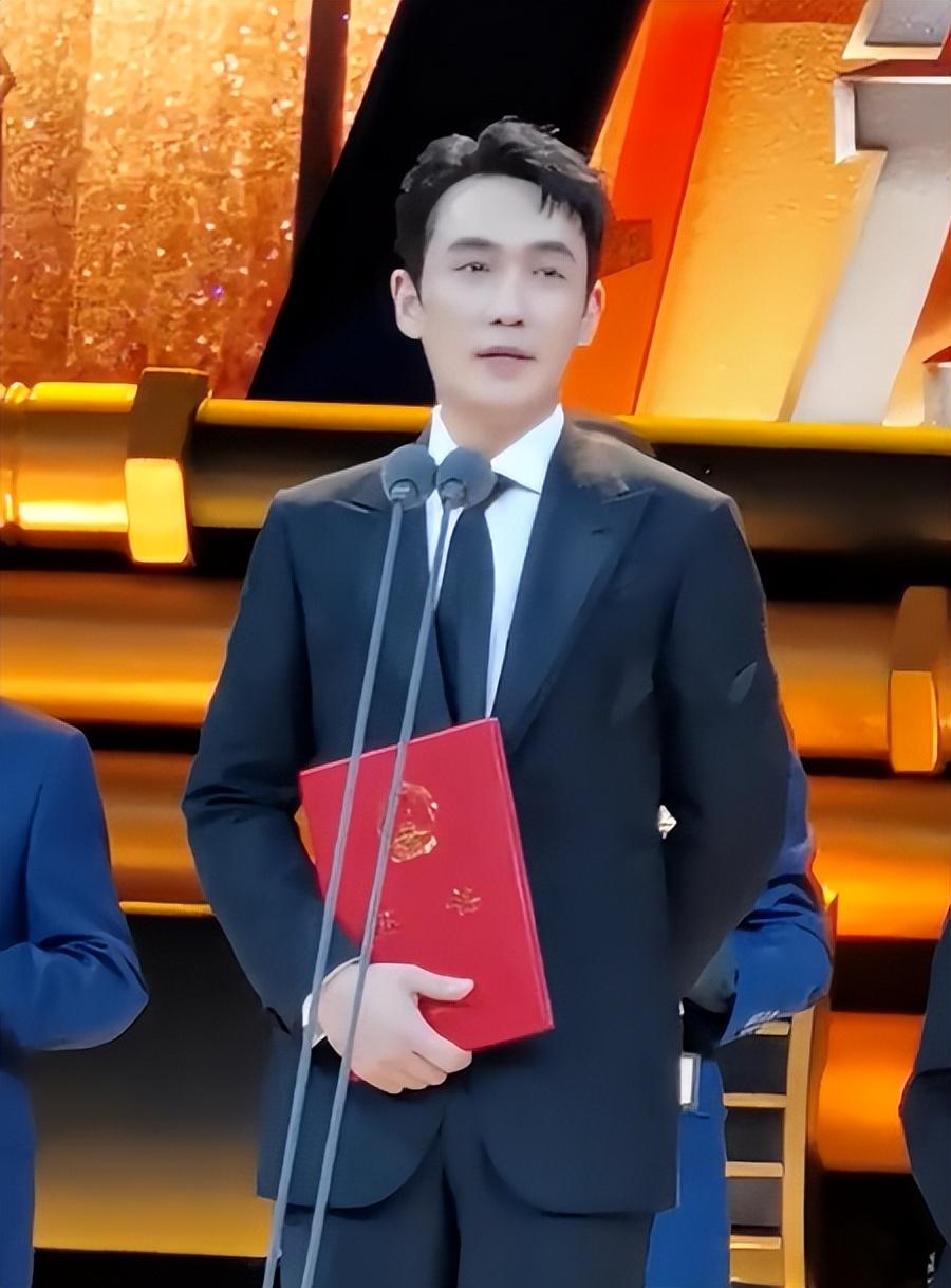 朱一龙|央视海霞找朱一龙签名:俩人高情商、彬彬有礼的行为,引网友热议