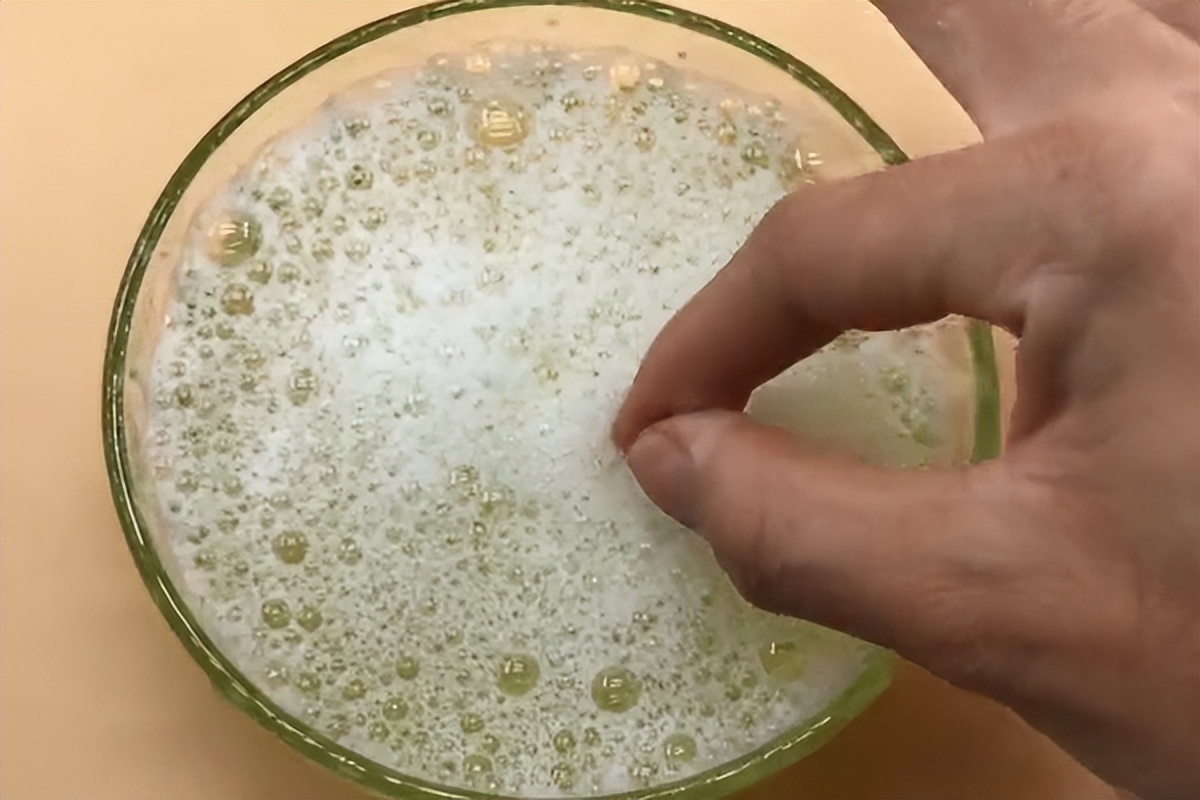 油烟机脏了还拆下来洗?学聪明人这样做,不拆不卸,立马焕然一新