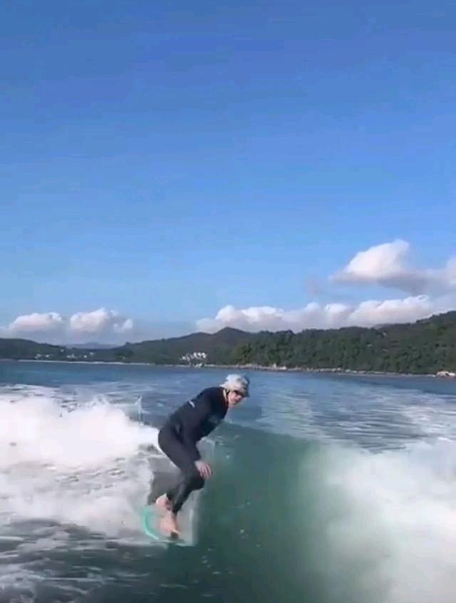 周星驰|60岁周星驰冲浪