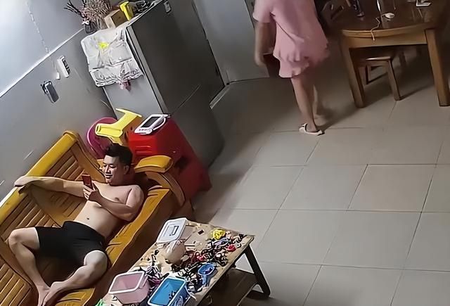 妻子催促丈夫洗澡,丈夫躺沙发假装听不见,妻子发火:生蚝喂狗了