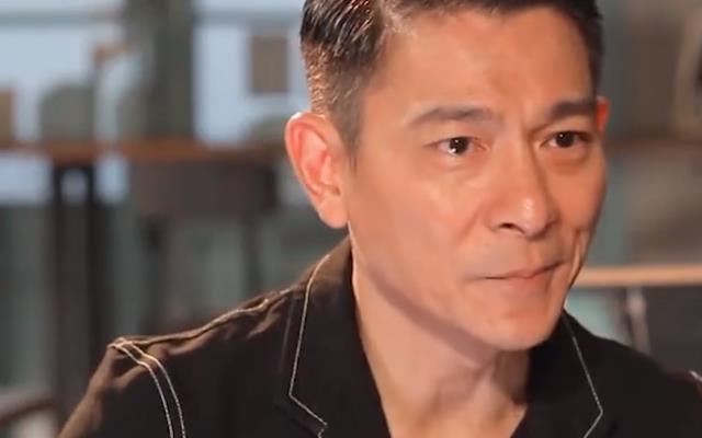 鞠婧祎|明星演戏辅助道具：baby的催泪棒，杨洋的假肩肌，鞠婧祎的增高鞋