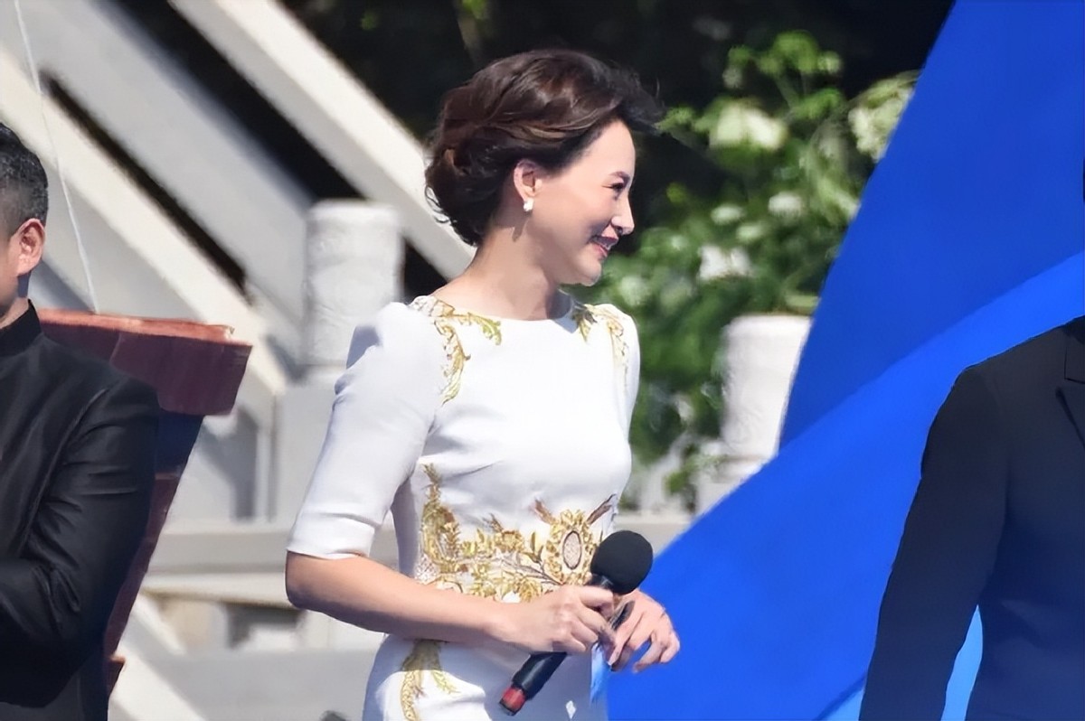 董卿|董卿罕见户外主持节目,灼灼烈日下暴露真实颜值,终于相信她48岁