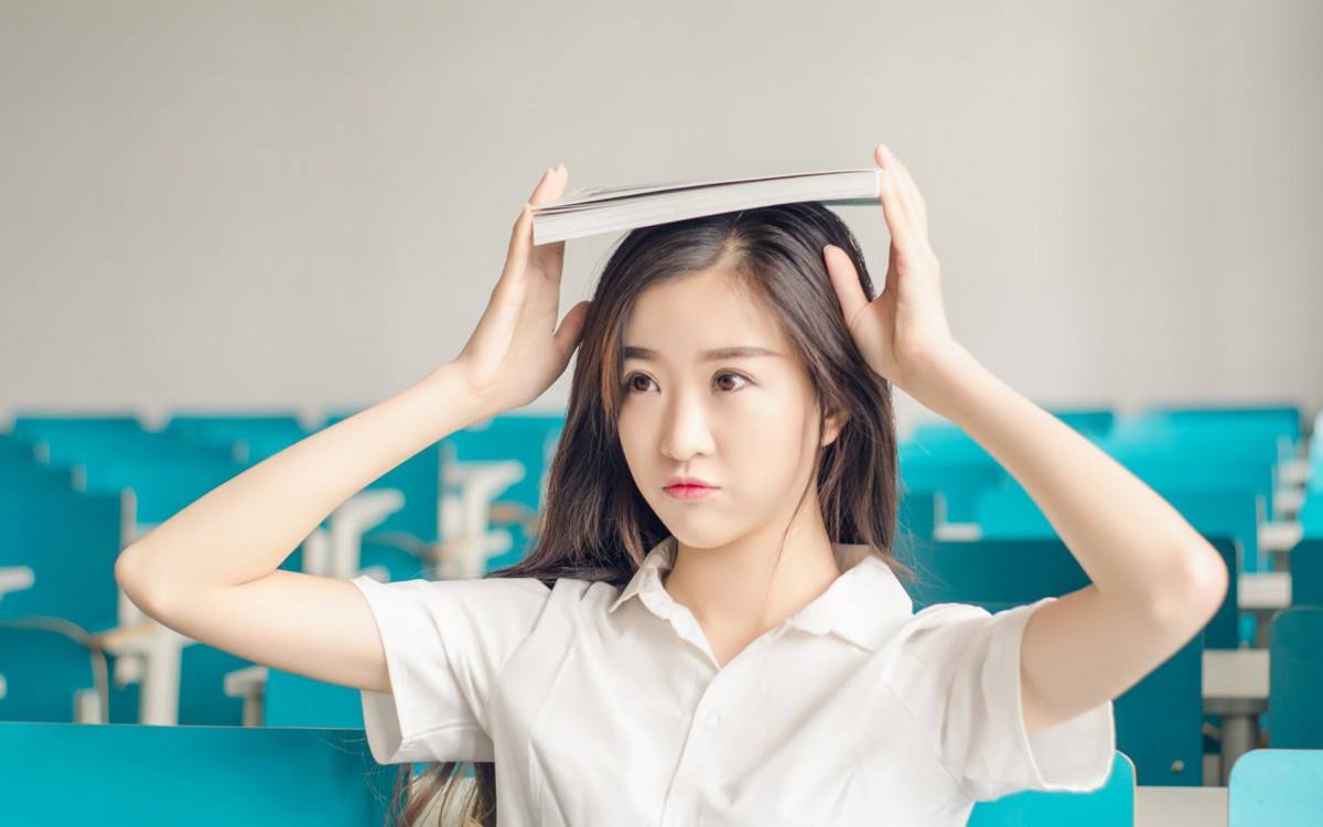 美白 穿这么点哪像学生？女大学生隔着栏杆“做美甲”，评论区满是嘲讽