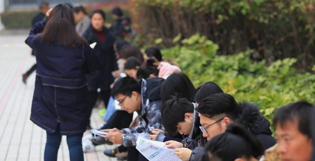 女士的法则|“袋鼠一族”正在兴起,父母夸赞儿女有出息,大学生或将愈演愈烈