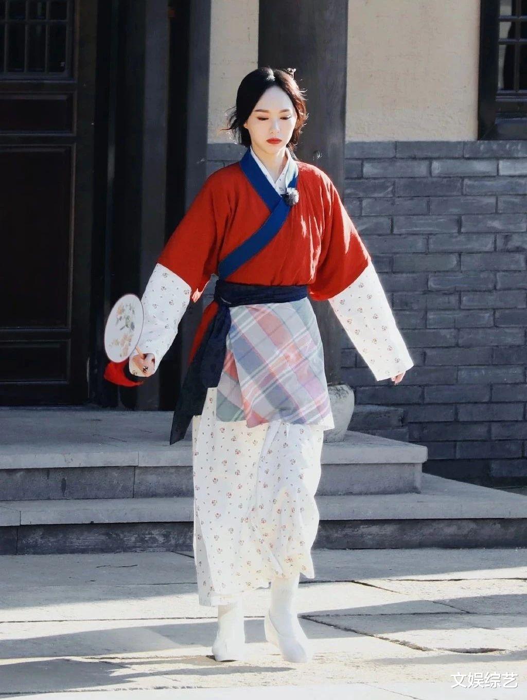 唐嫣|唐嫣以综艺节目露镜,走路带风像极了佟湘玉,镜头不拉近尽显精致