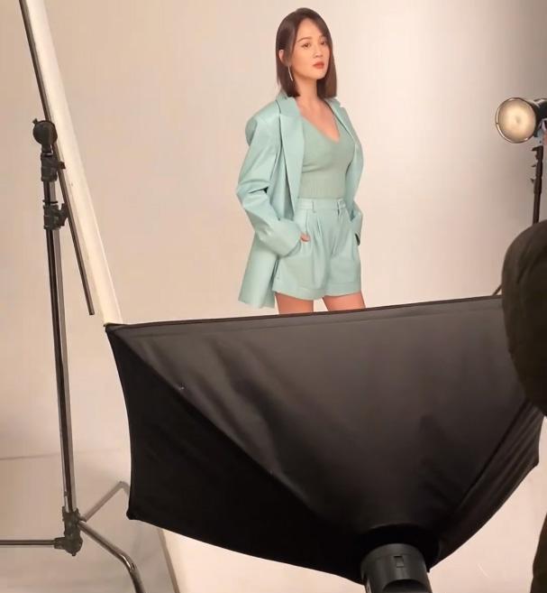 陈乔恩|陈乔恩片场工作照曝光，穿青色商务装拍写真，状态不像70后