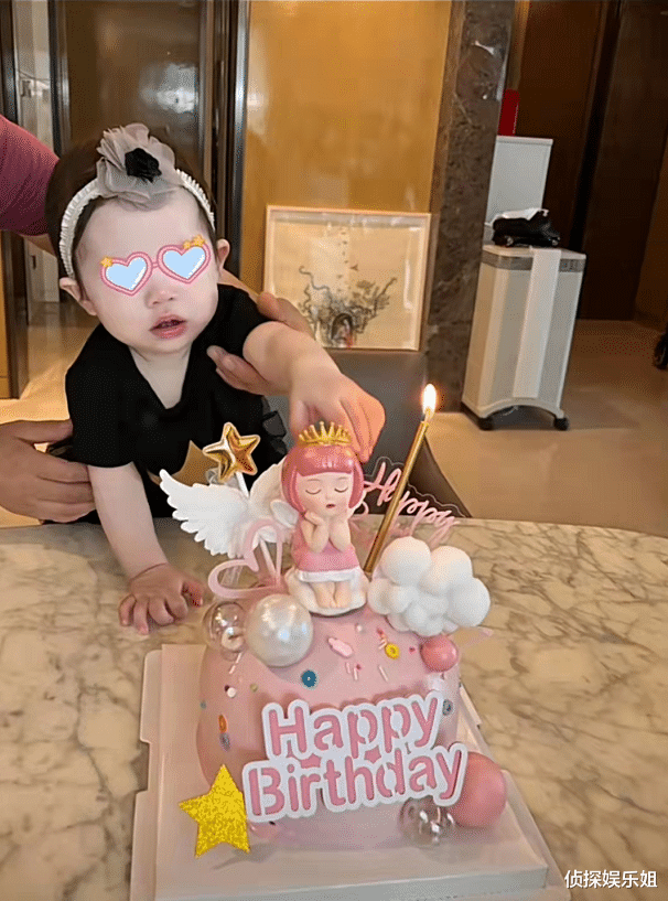 杜淳|杜淳晒女儿跑步萌态，1岁小蛋饺步伐超稳，全身肉嘟嘟可爱爆棚