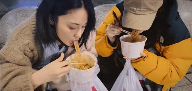 张馨予|曾经风光无限的张馨予，现在居然会吃路边摊的素辣面