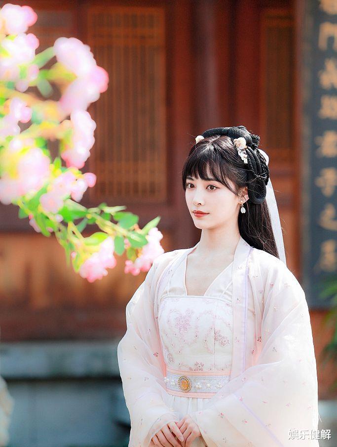 江华|许佳琪汉服造型现身《清明奇妙游》出演少女李清照古韵悠然