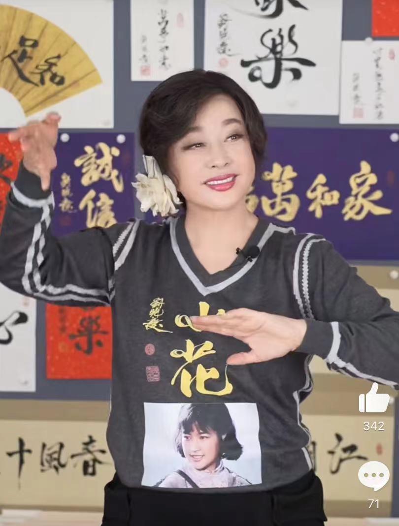 刘晓庆|绝了!46岁的李小冉优雅从容,70岁打羽毛球的刘晓庆生龙活虎