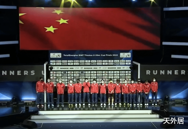 国羽|国羽丢冠登热搜第一，颁奖典礼张军消失了！被喊下课后先玩隐身