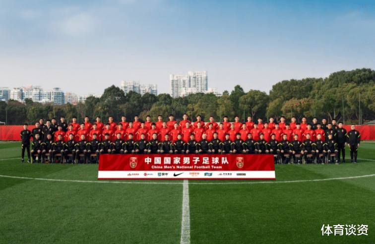 国足|从0-1到0-2！你还不如李铁，国足新主帅引质疑，豪华教练团白花钱