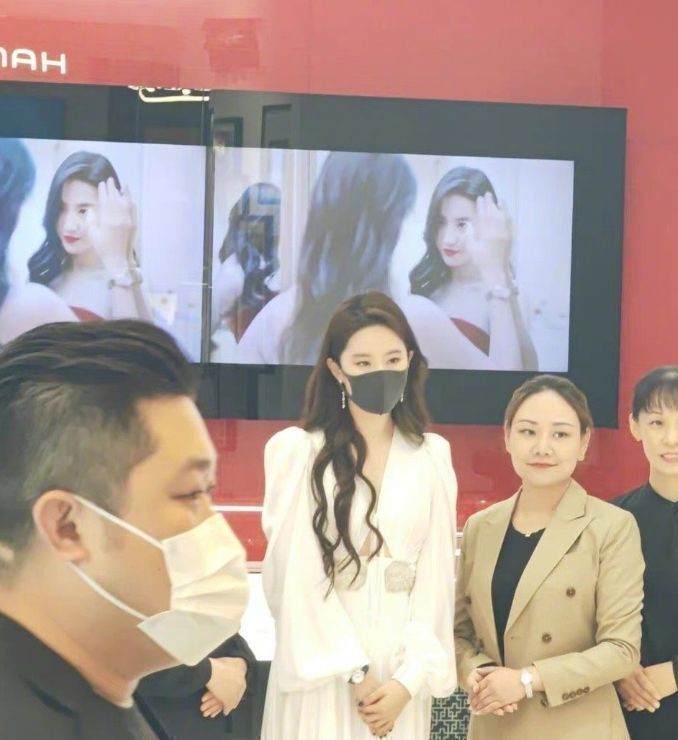 刘亦菲|刘亦菲武汉出席活动，穿白色长裙仙气飘飘，亲自动手扇风接地气