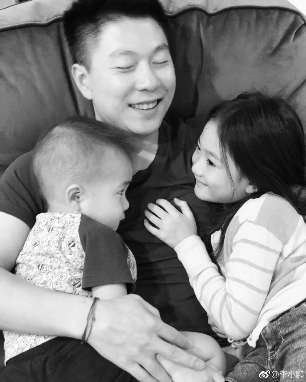 奥莉|温馨！奥运冠军李小鹏晒一家四口全家福，女儿奥莉出落得亭亭玉立
