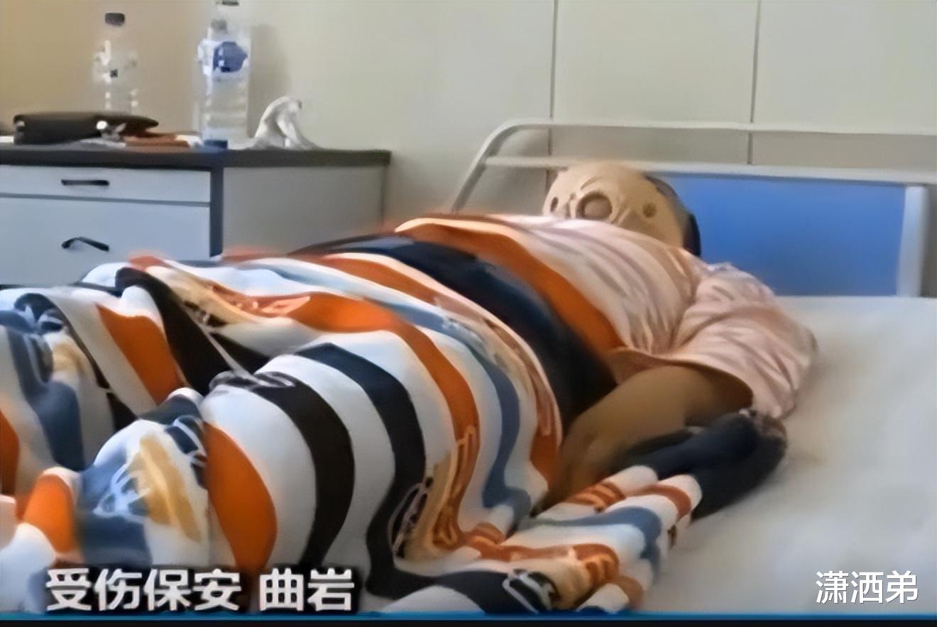 保安徒手接下了跳楼女孩受重伤,不仅没钱医治还被单位辞退