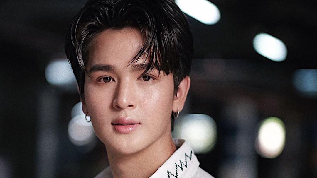 |小鲜肉偶像直播惨遭富婆骚扰，被扒衣服舔腋下，粉丝气炸！