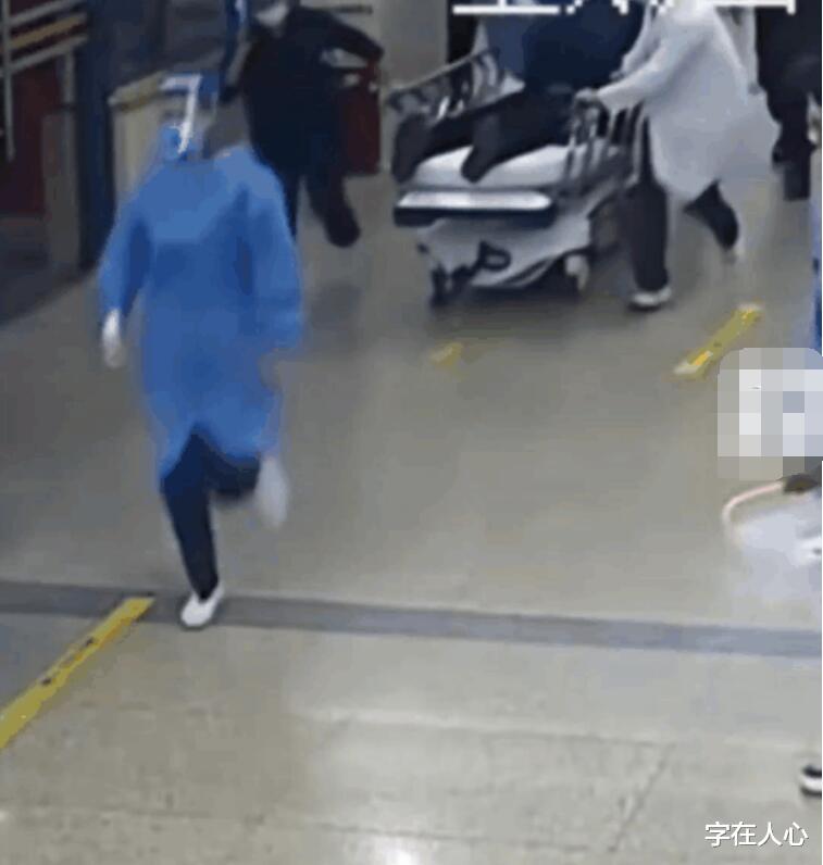 男子在医院心脏骤停,男护士上床跪救患者心脏复苏,把病人救活!