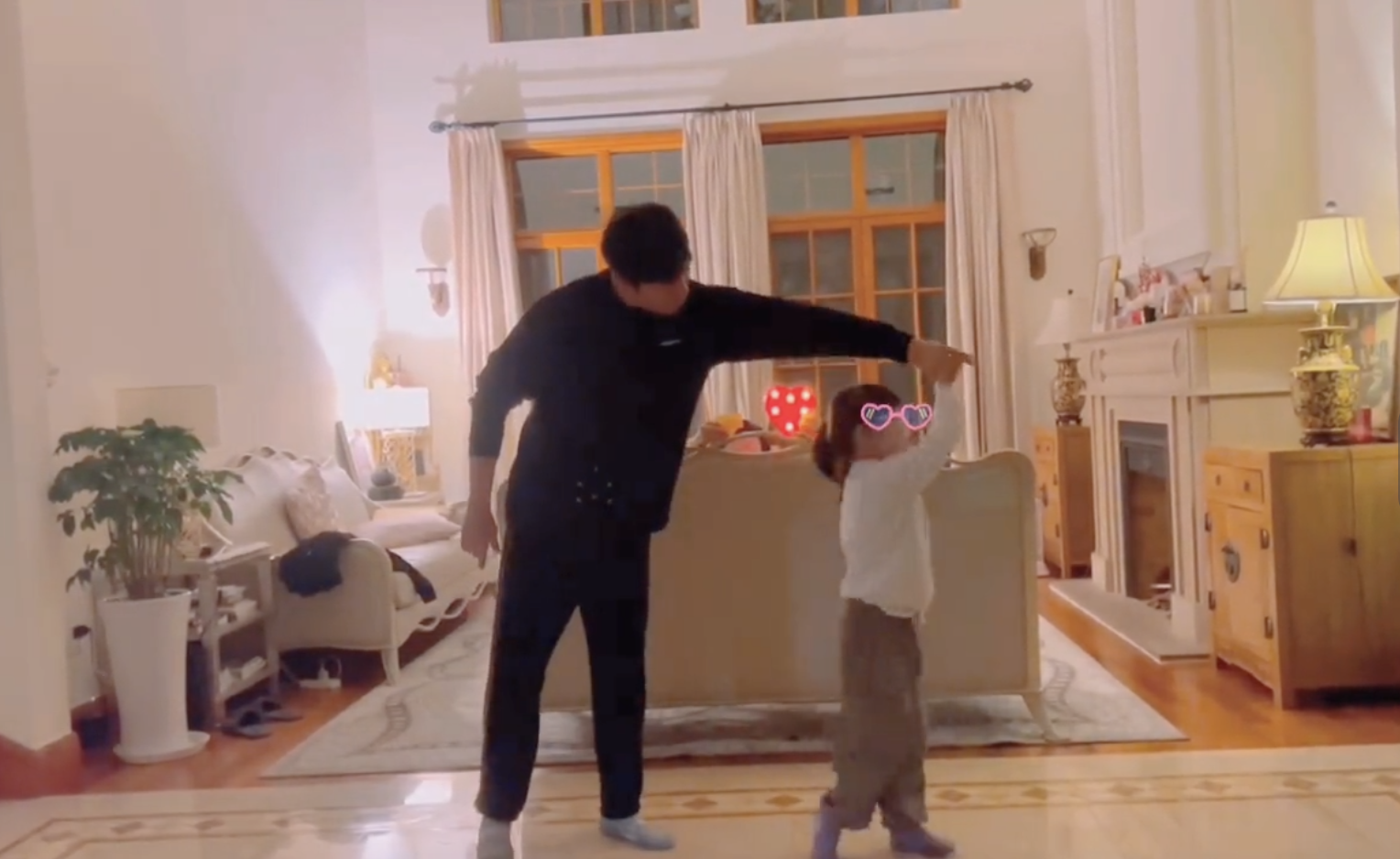 伊能静|伊能静晒隔离日常,秦昊陪女儿跳舞,上海别墅客厅曝光敞亮温馨