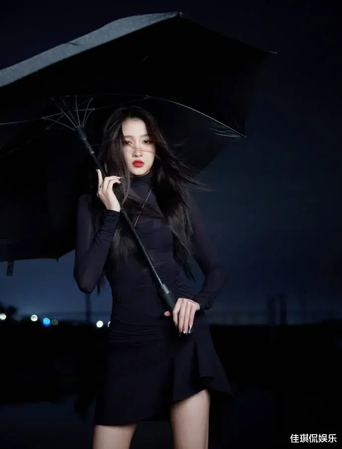 关晓彤|关晓彤穿紧身裙秀大长腿，红唇黑裙，路边撑伞化身暗夜使者