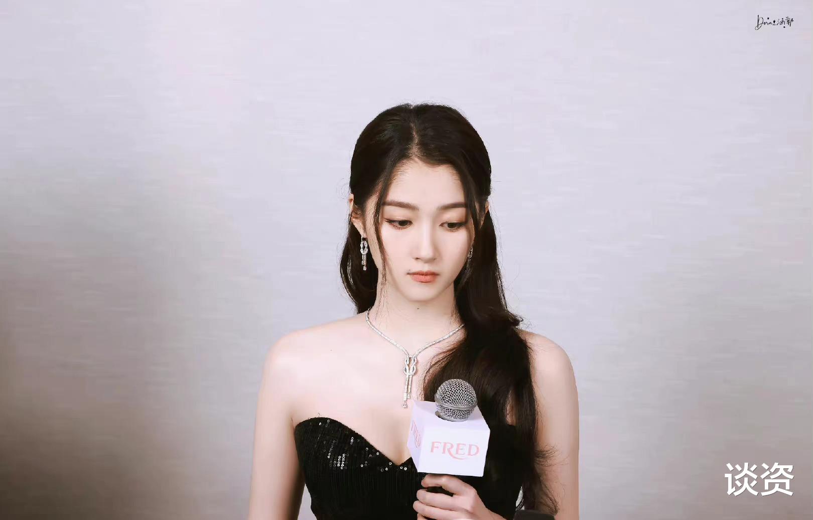 关晓彤|关晓彤高清怼脸生图曝光,居然连毛孔都几乎没有?这就是女明星吗!