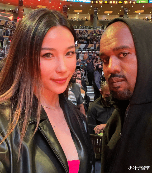 上海男篮|华裔美女球迷偶遇侃爷，粉色背心抢镜，韵味十足，大长腿抢镜