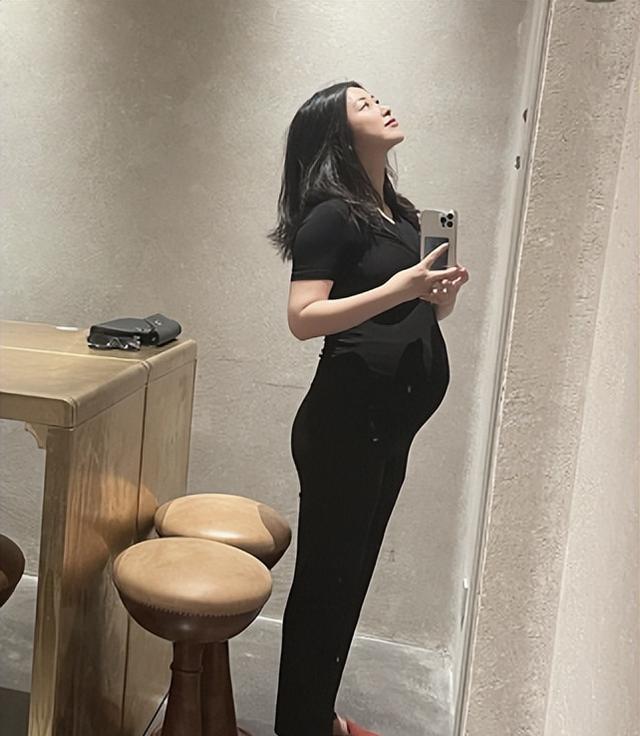 朱珠|38岁朱珠公园内野餐，桌子上两个披萨抢镜，大口吃披萨个性洒脱