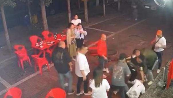 唐山男子驾车反复碾压女友,被碾压女子已身亡,现场血迹触目惊心