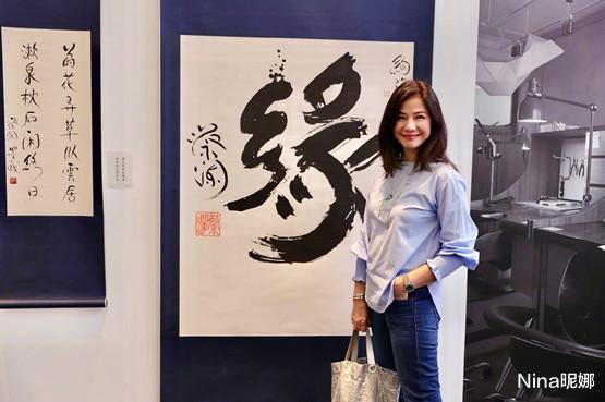 钟楚红|钟楚红庆62岁生日,年过花甲穿立领芭比粉偶像包袱重,五官精致大鼻子抢镜