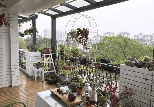 夫妻两为了露台买没人要的顶楼,装修完变空中花园,邻居都眼红!