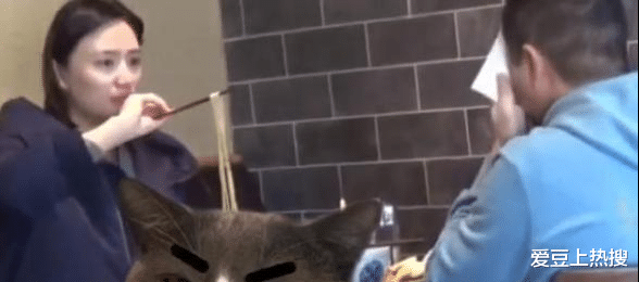 李亚鹏|李亚鹏陪小19岁的女友产检，全程陪同超细心，完全看不出年龄差