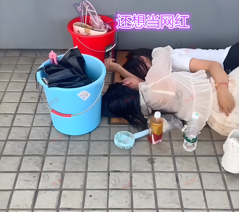 两名女子提桶找工作,要求月薪1万没人用,2人露宿天桥呼呼大睡