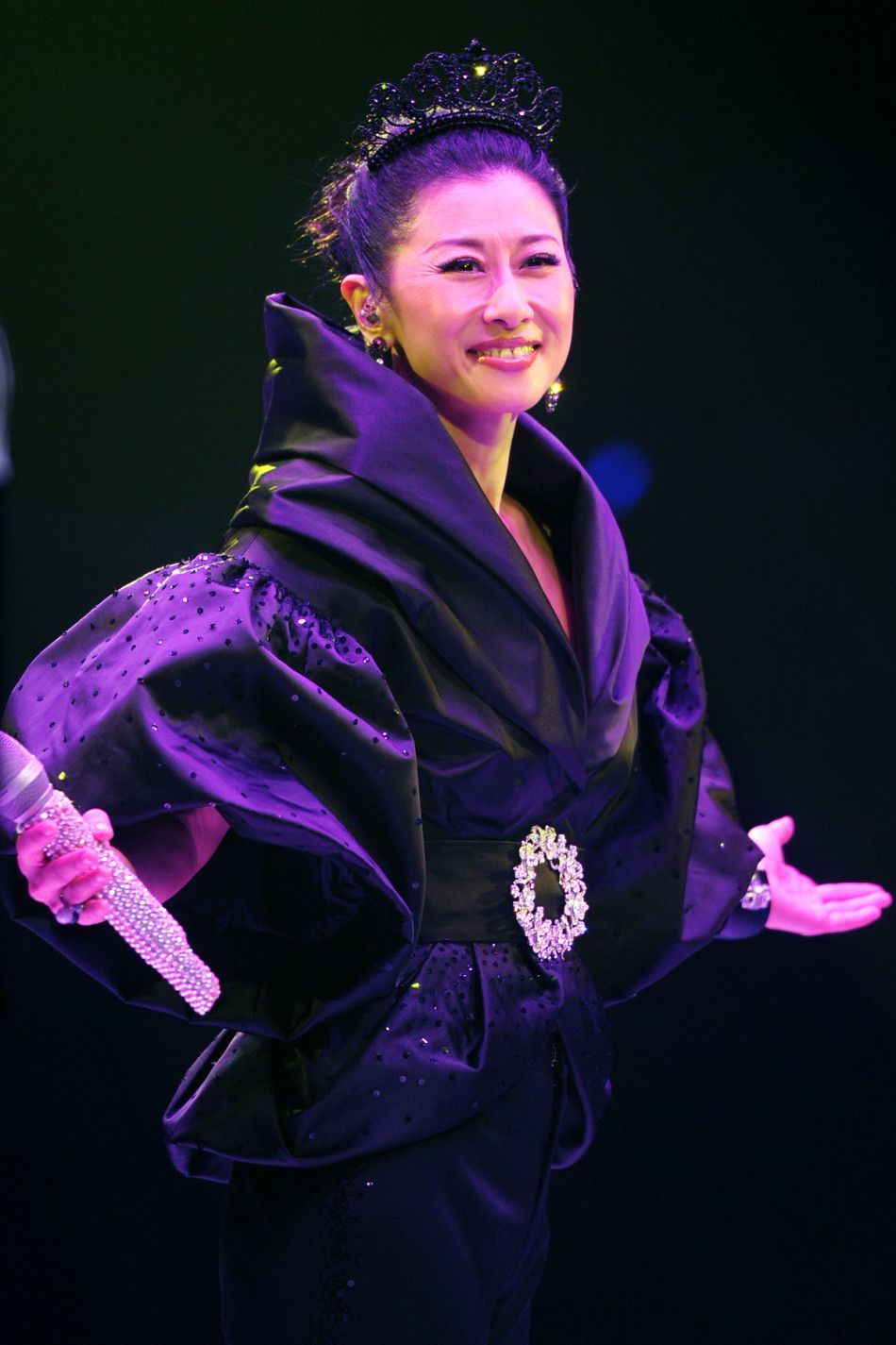 纪梵希 老到满头白发又怎样?叶倩文的美,和年龄没半毛钱关系