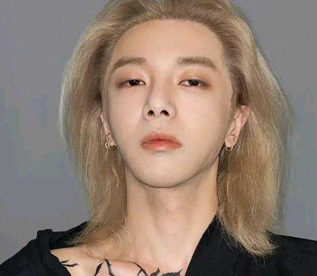 华晨宇|华晨宇红唇金发造型似洋娃娃,评论区的画风突变,直言雌雄难辨