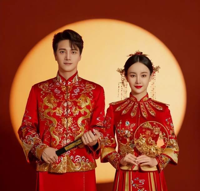 张檬|张檬金恩圣婚礼现场太热闹！亲密拥吻动情落泪，对着屏幕跪拜婆婆