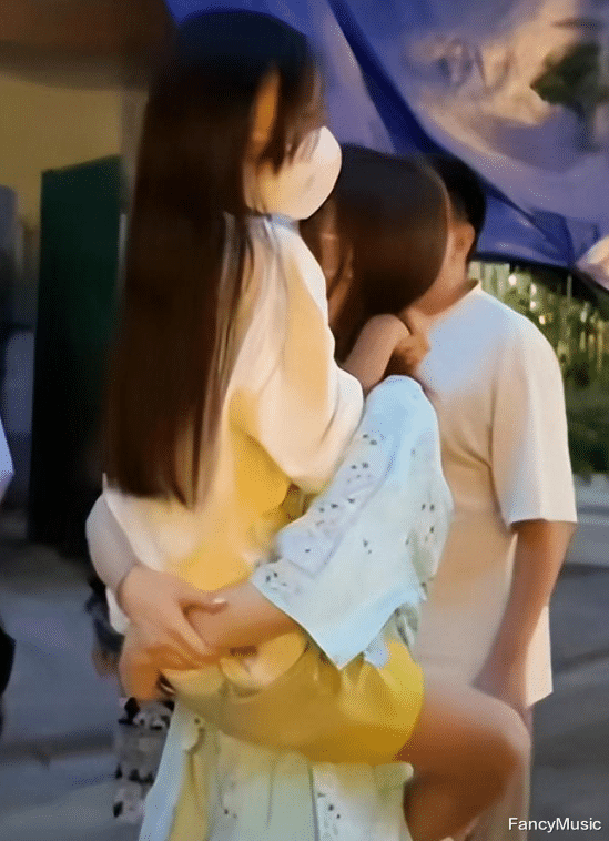 贾云馨|女大十八变!甜馨淡妆神似李小璐,与妈妈熊抱母女感情超好