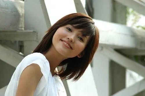 金莎|“可爱教主”金莎，与胡歌搭戏而爆红，如今大方回应38岁没人要